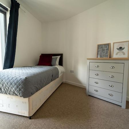 Spacious Apartment In Woking Town Centre Eksteriør bilde