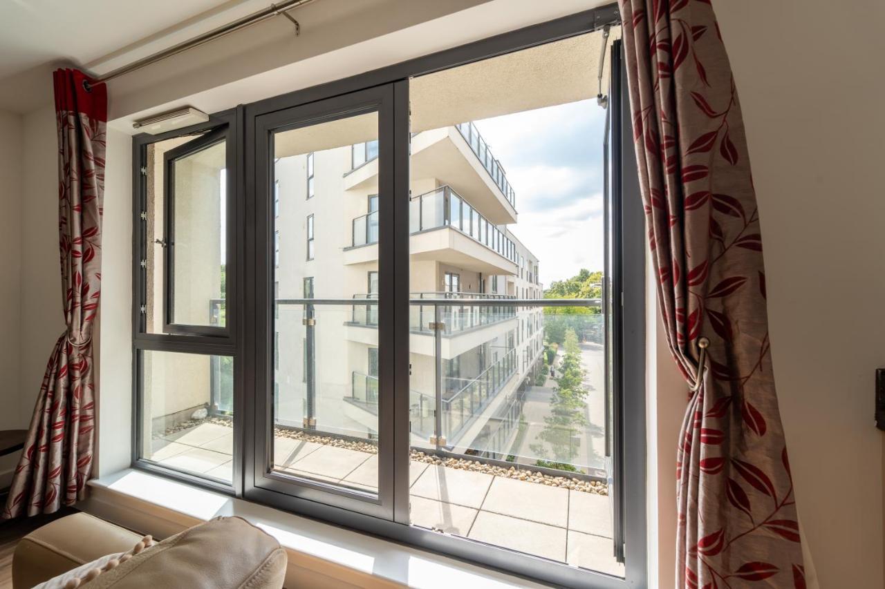 Spacious Apartment In Woking Town Centre Eksteriør bilde