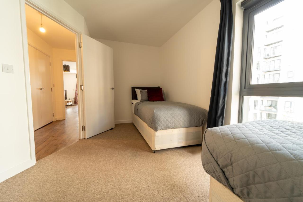 Spacious Apartment In Woking Town Centre Eksteriør bilde