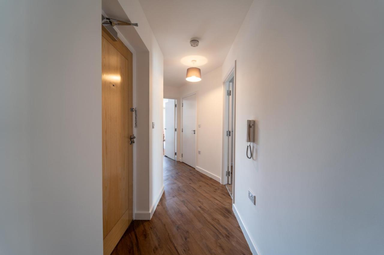 Spacious Apartment In Woking Town Centre Eksteriør bilde